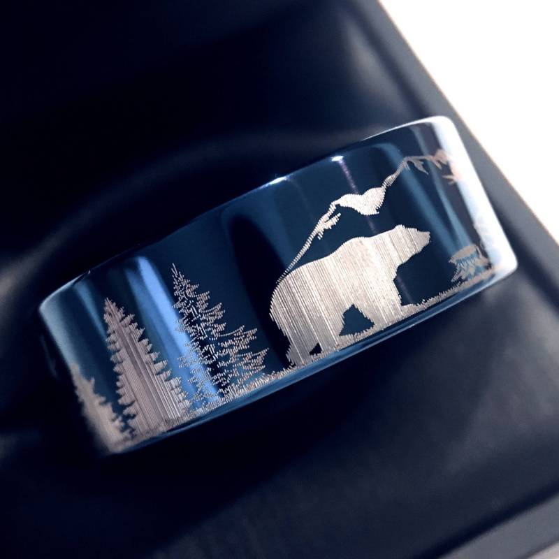 Ring Mit Bären Im Wald in Den Bergen | Ehering Aus Blauem Wolfram Wildtiergravur Von Der Natur Inspirierter Für Männer Und Frauen Geschenk Draußen von RingsParadise