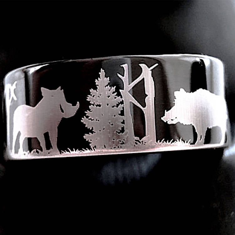 Ring Mit Wildschweinen Im Wald | Rustikaler Schwarzer Wolfram-Ehering Wildtierring Graviertes Individuelles Geschenk Für Jäger Verlobungsring Männer von RingsParadise