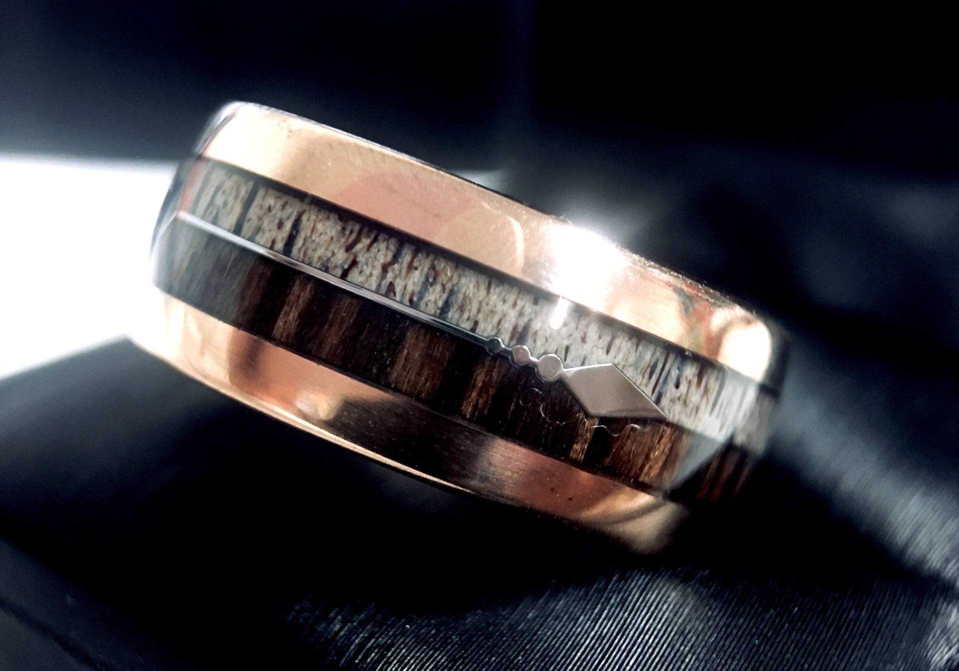 Rosegold Wolfram Trauring Rustikale Holz Inlay, 10 Mm Cabochon Ring von RingsParadise