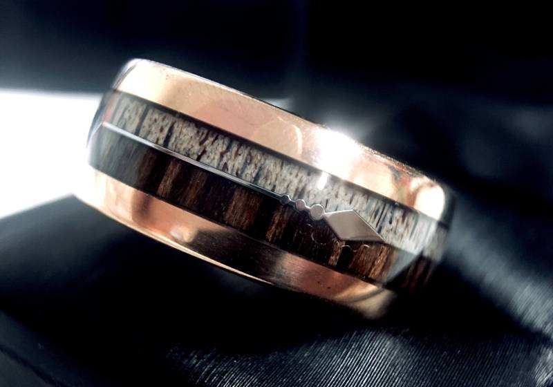 Rosegold Wolfram Trauring Rustikale Holz Inlay, 10 Mm Cabochon Ring von RingsParadise