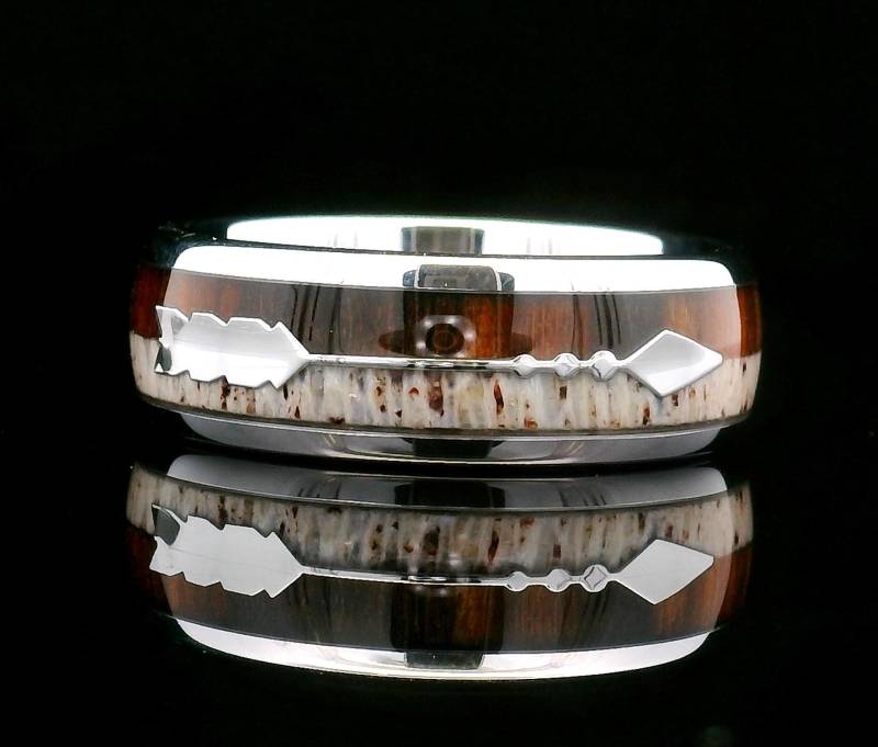 Silber Wolfram Ehering | Pfeil Holz Und Geweih Inlay Unisex Verlobungsring 6 Mm 8 von RingsParadise