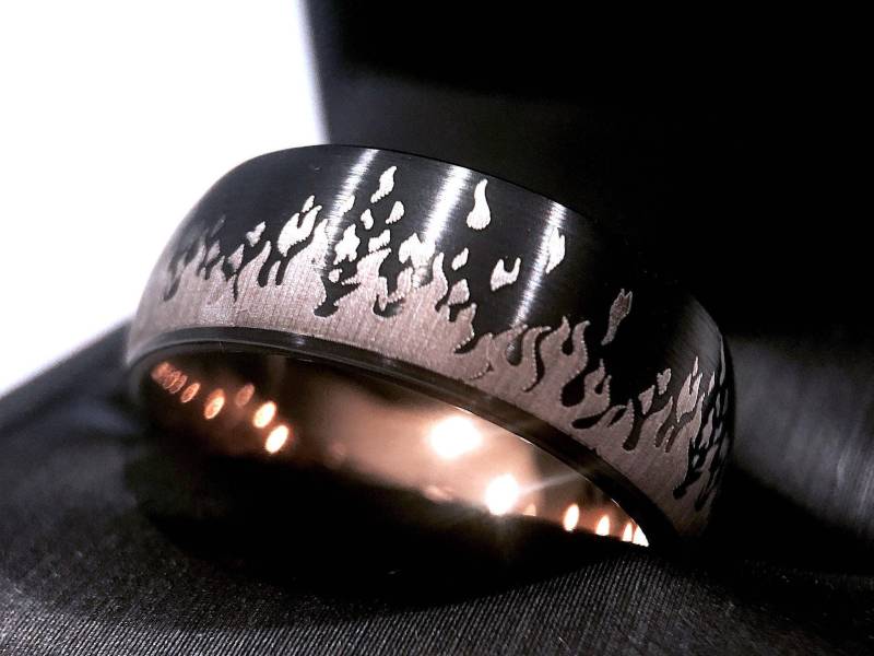 Wolfram-Ehering in Schwarz Und Roségold Mit Eingraviertem Feuermuster | Feuerwehrring Für Herren Zweifarbiger Kuppelring Bequeme Passform von RingsParadise