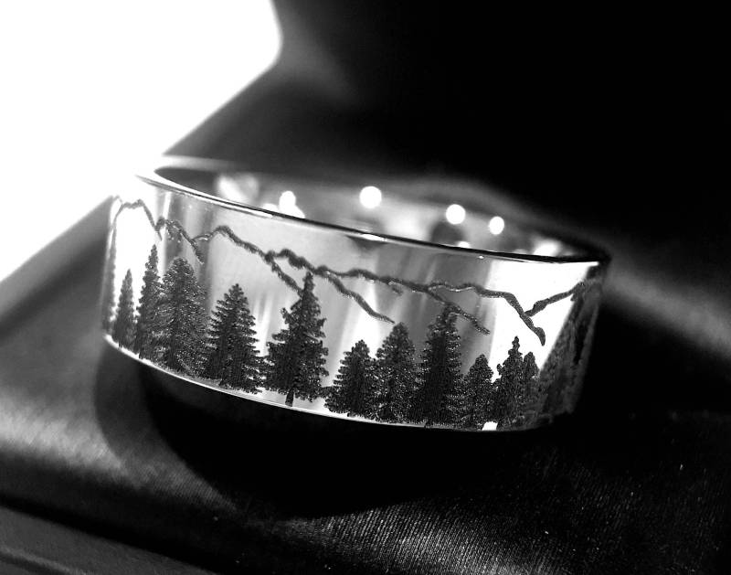 Wolframring „Bergwald" | Ehering Mit Tannenbaumgravur Geschenk Für Sie Und Ihn Verlobungsring Herren Damen Von Der Natur Inspirierte Band von RingsParadise