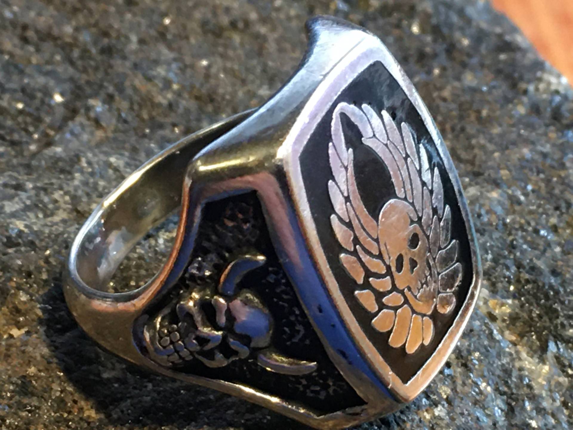 Geflügelter Fury Skull Mit Totenköpfen Hörnern Seitlich Biker Ring # W-2 Geflügelter Fury Skull Mit Totenköpfen Hörnern Seitlich Biker Ring # W-2 von RingsRocksNRelics
