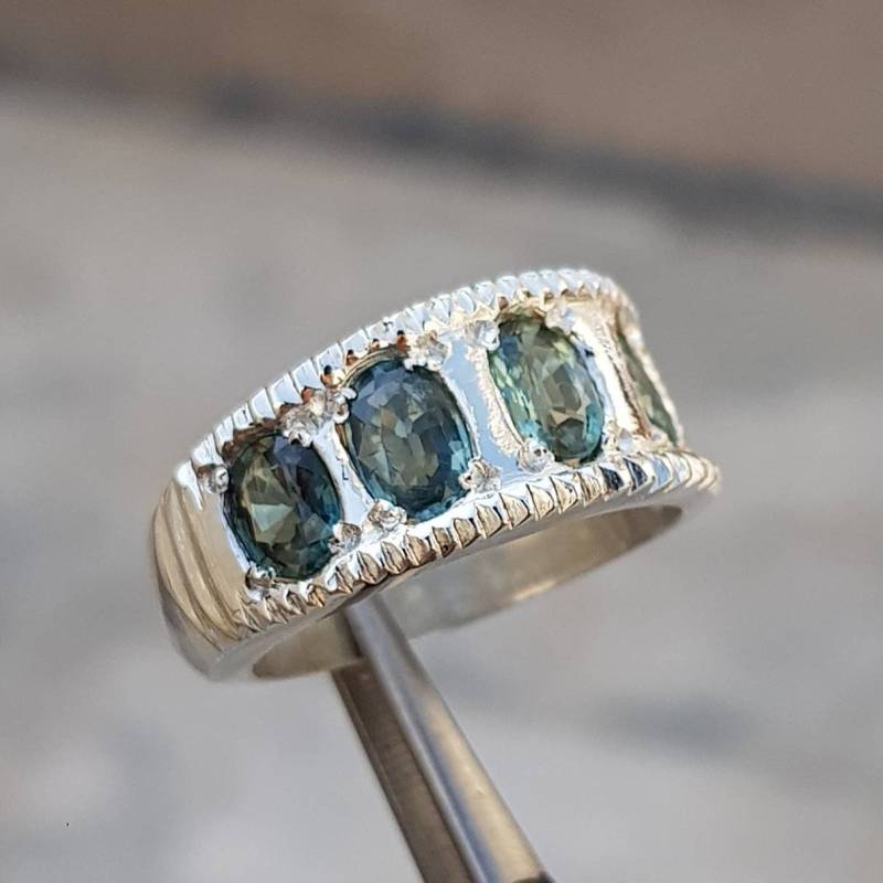 Natürlicher Ceylon Saphir Ring Band Hochzeit Bann Rich Green 5 Stein Klare Steine Echtstein Herren Neelam Bänder von RingsWear