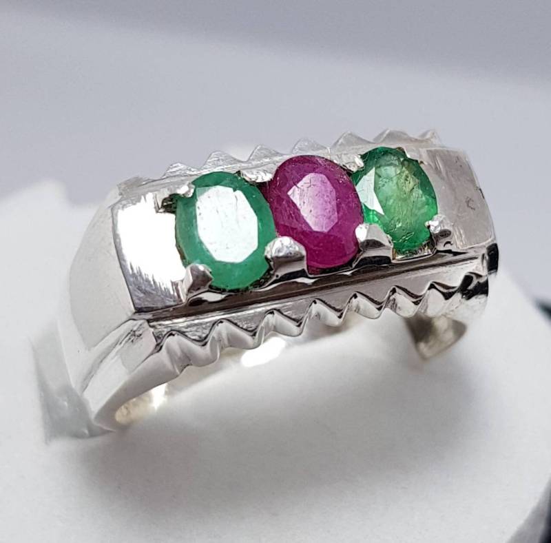 Ruby, Emeralds Herren Hochzeitsband Jungen Multi Steinbänder Natur Edelsteine Band Unbehandelt Rubin Smaragd Saphire von RingsWear