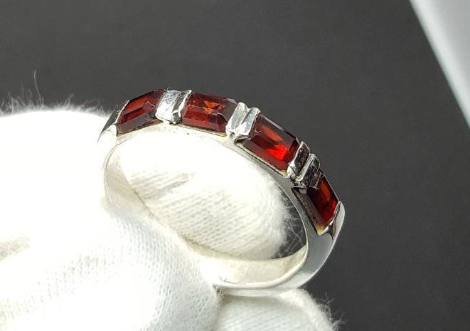 Unerhitztes Granat Band Für Männer Und Frauen Blutrot Natürlicher Smaragd Schliff Ring Herren Hochzeitsband von RingsWear