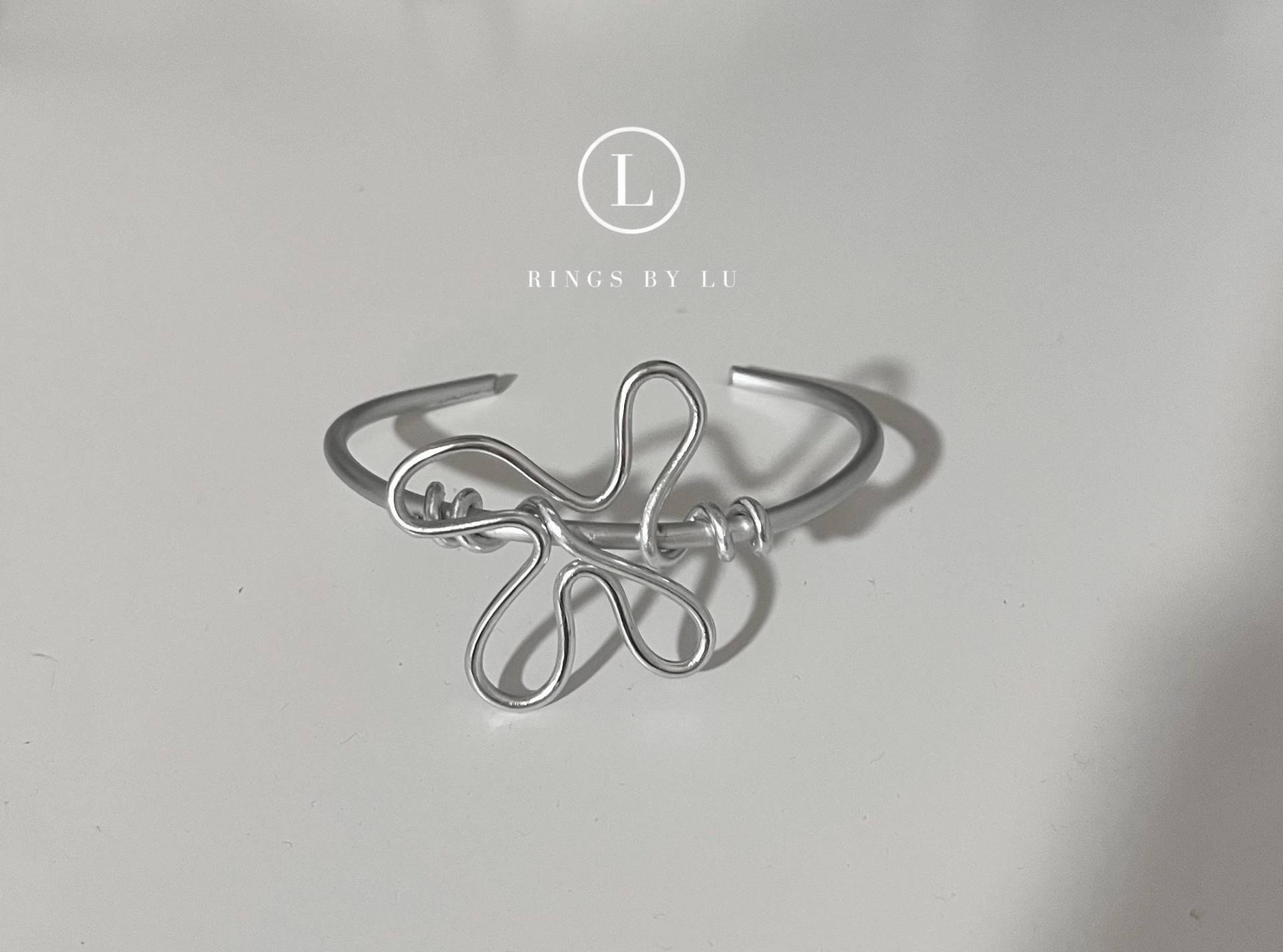 Armreif Organic Form Blume Rostfrei Verstellbar Wasserfest Bangle Silberarmreif von RingsbyLuu
