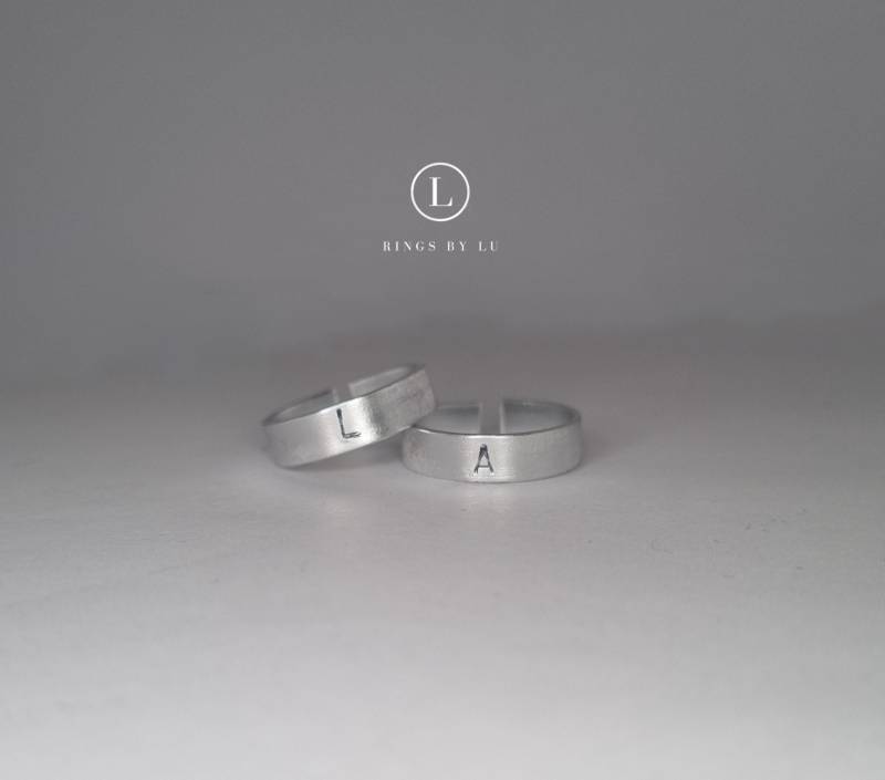 Buchstabenring Ring Letter Personalisiert Rostfrei Verstellbar Personalized Initial |Anti Tarnish | Custom Made Adjustable Lightweight von RingsbyLuu