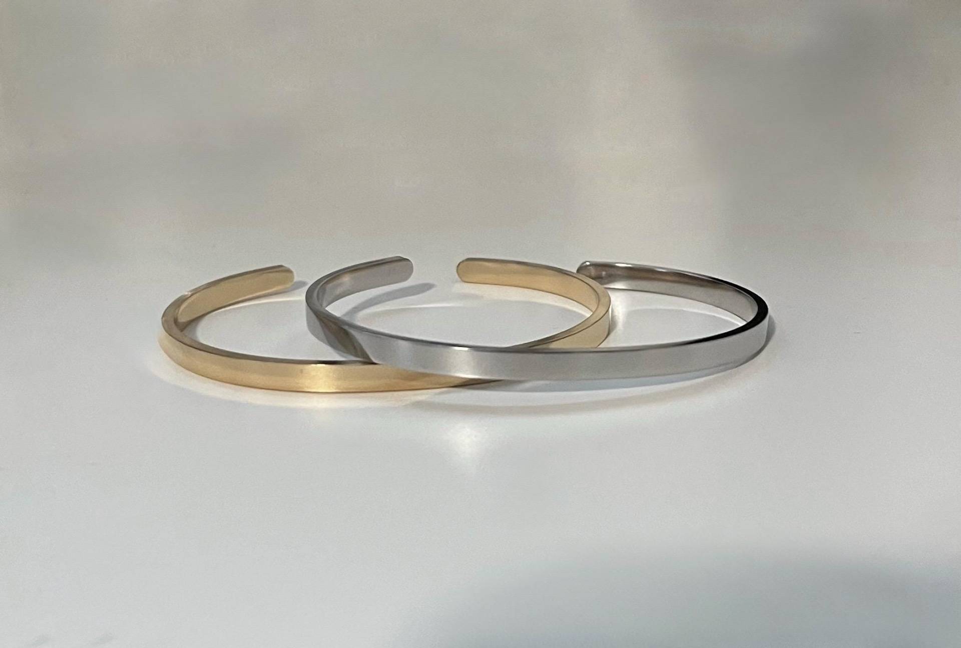 Edelstahl Armreif Mit Gravur | Unisex Minimalistisch Personalisiert in Gold Und Silber von RingsbyLuu