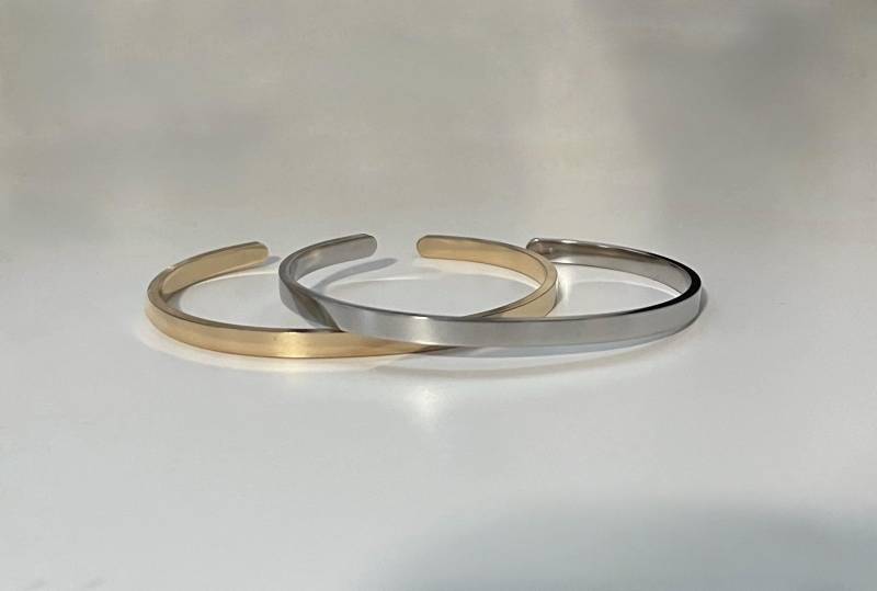 Edelstahl Armreif Mit Gravur | Unisex Minimalistisch Personalisiert in Gold Und Silber von RingsbyLuu