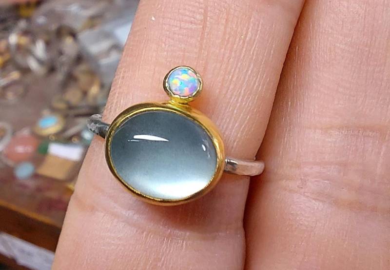 Aquamarin in 24K Solid Gold Und Winziger Opal 14K Ring-Solid Silber Ring-2 Steine Ring-Mixed Metals Ring-Stackable Ring von Ringsland