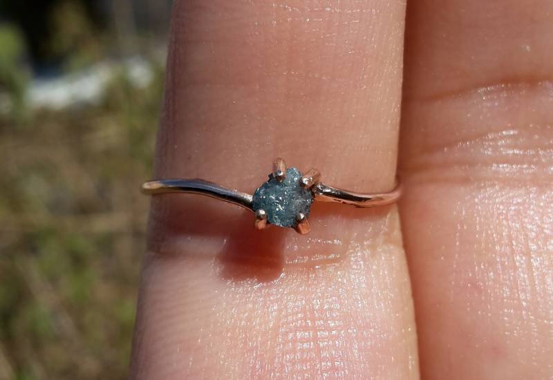 Blaue Rew Diamant Und 14K Rose Oder Gelb Gold Ring - Rohdiamant Verlobungsring Boho Solitär Made To Order von Ringsland