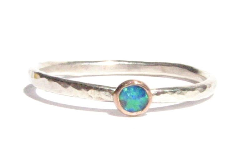 Blauer Opal, Massiver Rose Gold & Silber Ring - Opal Stapelring Und Verlobungsring Made To Order von Ringsland