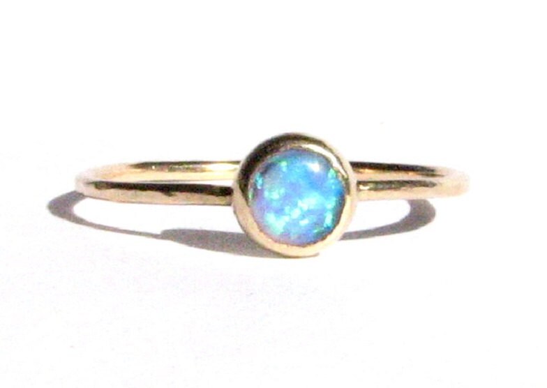 Blauer Opal 14K Solid Gold Ring - Stapelring Dünner Goldring -Opal Verlobungsring Gold- Gelbgold-Made To Order von Ringsland