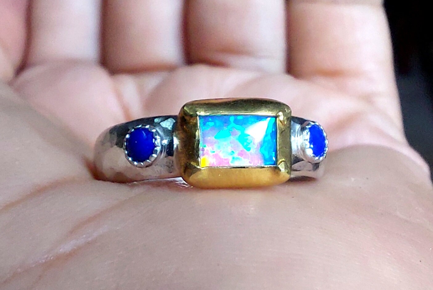 Blauer Opal 24K Solid Gold Und Silber Ring-Opal Lapis Ring-Stackable Ring-Rustikaler Ring-Mischmetalle Ring-Multi Steine Ring-Verlobungsring von Ringsland