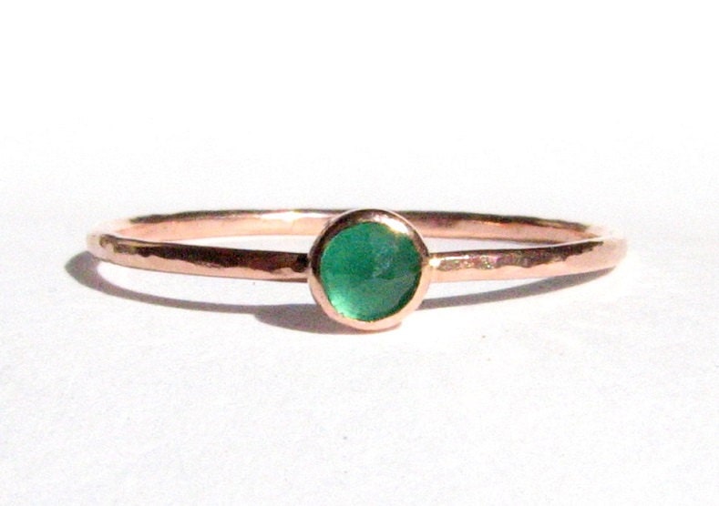 Dünner Goldring Mit Smaragd Und Solidem Roségold - Stapelring Verlobungsring Edelsteinring Auf Bestellung von Ringsland