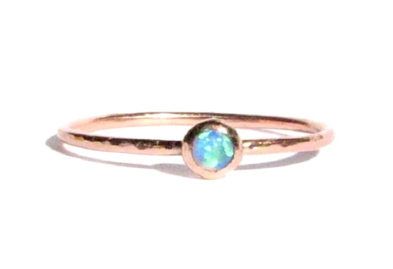 Dünner Opal Ring - Solid Rose Gold Stapelring Goldring -Opal Verlobungsring -Made To Order von Ringsland