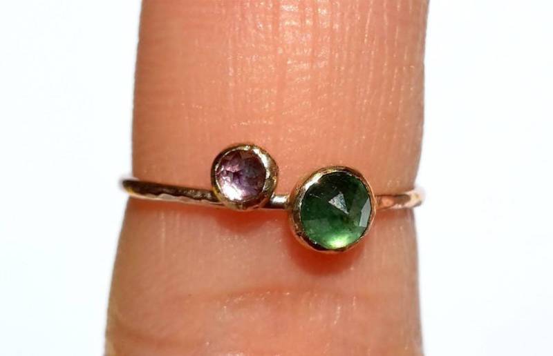 Gold Smaragd Ring/Rosa Topas Solid Rose Verlobungsring Stapelbarer Dünner Goldring 2 Steine von Ringsland