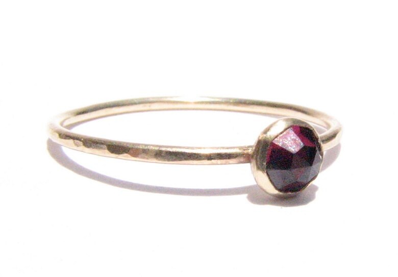 Granat & 14K Solid Gold Ring - Rose Cut Stapelring Dünner Goldring Edelstein Verlobungsring Made To Order von Ringsland