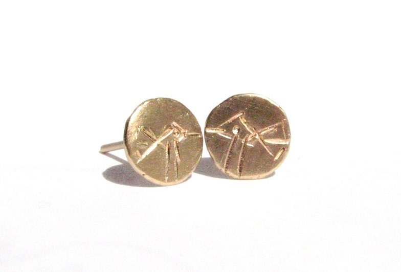 Gravierte Vögel Auf Recycelten Massiven Gelbgold Ohrsteckern - Massivgold Ohrstecker Mit Solid 14K Gold Beiträge Runde Made To Order von Ringsland