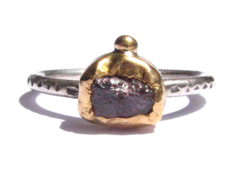 Natürlicher Turmalin Rohstein Ring - 24K Gelbgold & Silber Edelstein Stapelbarer Rustikaler Größe 7, 5 von Ringsland