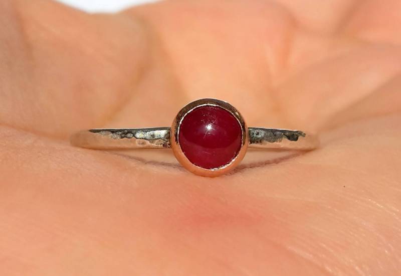 Natürlicher Rubin Ring - Gold Und Silber Rosegold Stapelbarer Goldring Rose Made To Order von Ringsland