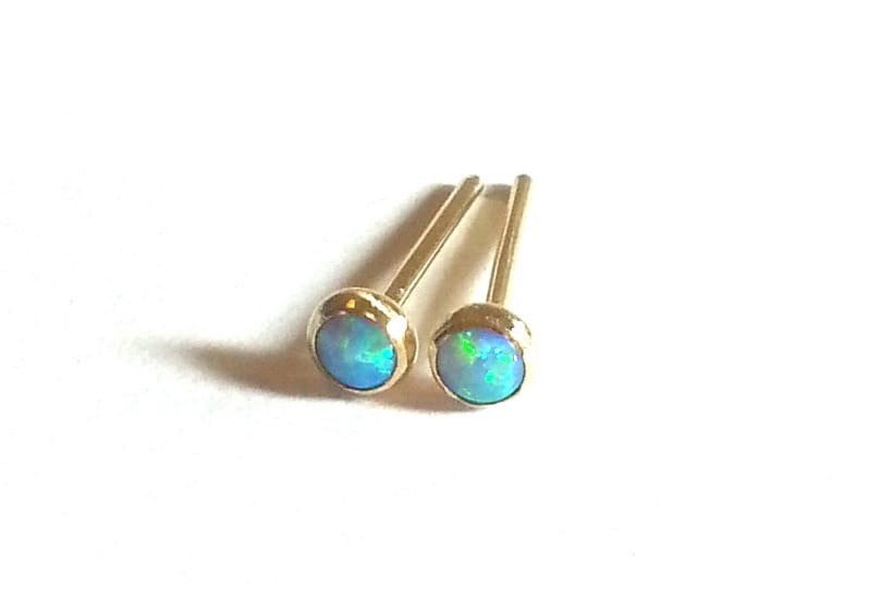 Opal 14K Solid Gelb Gold Ohrstecker -Winzige - 3 Mm -Gelbgold Ohrringe-Blau Ohrstecker-Opal Gelbgold-Made To Order von Ringsland
