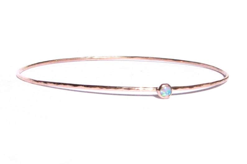 Opal Auf Dünnem 14K Solidem Roségold-Armreif - Roségold-Armband Goldarmreif Gehämmert Opal-Rosengold-Armreif von Ringsland