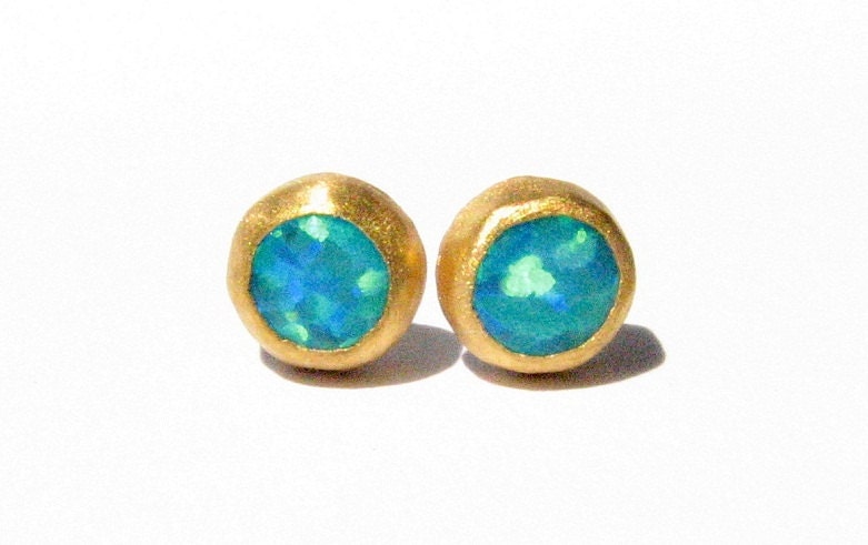Opal Gold Ohrstecker - 24K Solid Ohrstecker-Knapp 7 Mm Durchmesser-Handgefertigte Post Ohrringe Stein Blaue Opale Ohrstecker-Made To Order von Ringsland