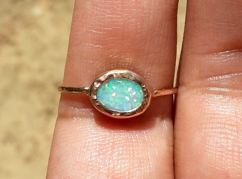 Opal Rose Gold - Solide Ring-Opal Ring-stapelbar Ring-Thin Ring-Feuer Opal-Gold Ring-Weißer Ring von Ringsland