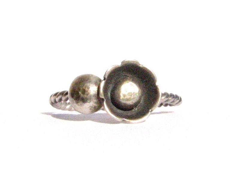 Oxidierte Blume Ring - Dünner Silber Stapelbarer Rustikale Metall Arbeit Oxidiert Ring- A Größe 6 1/4 Sofort Lieferbar Oxidierte Blume Ring - Dünner Silber Stapelbarer Rustikale Metall Arbeit Oxidiert Ring- A Größe 6 1/4 Sofort Lieferbar von Ringsland