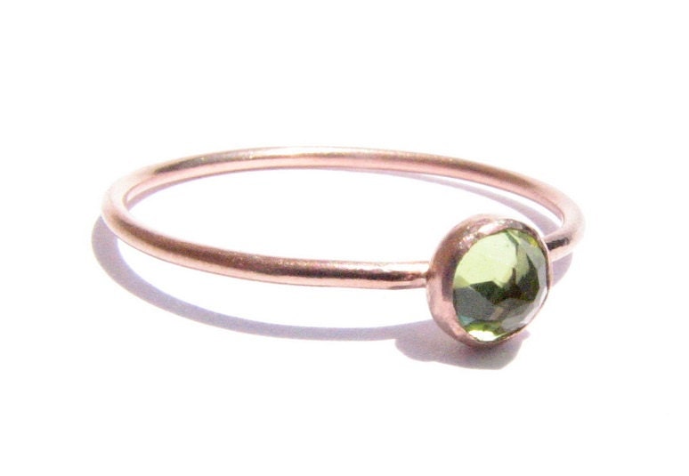 Peridot Und Solide Rose Gold Ring - Stapelring Dünner Goldring -Peridot Verlobungsring -Grüne Rinde -14K Schmuck von Ringsland