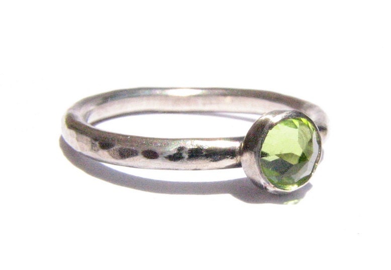 Peridot & Silber Ring - Edelstein Stapelring Grüner Rustikaler Oxidierter Versandfertig von Ringsland