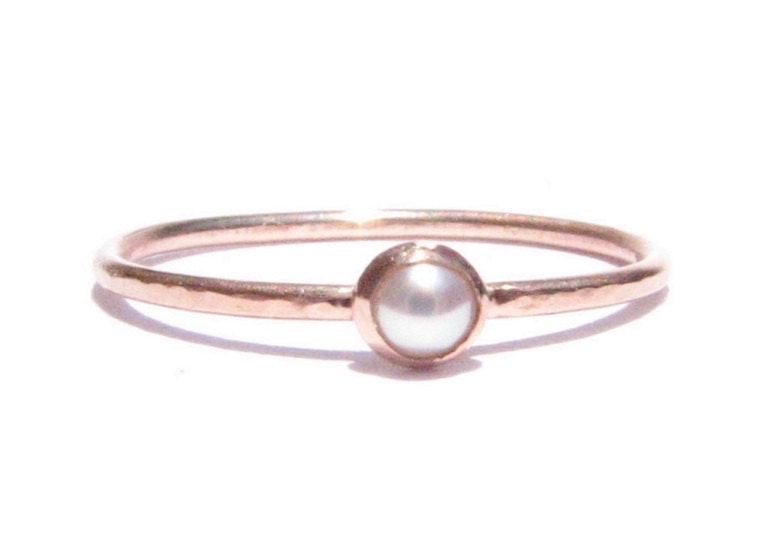 Perle Solid Rose Gold Dünne Ring - Gold-Pearl Stacking Ring-Thin -Pearl Verlobungsring -June Birthstone-Made To Order von Ringsland