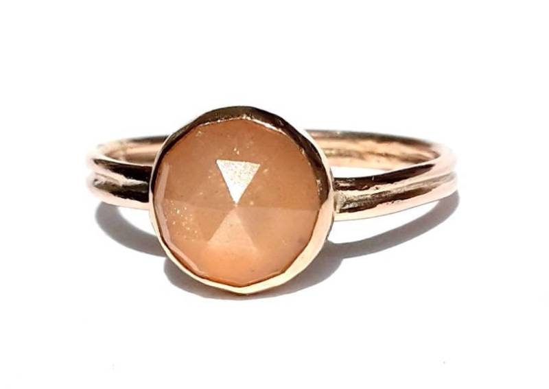 Pfirsich Mondstein Ring - Rose Gold Verlobungsring Cut Ehering Stapelbarer Ring von Ringsland