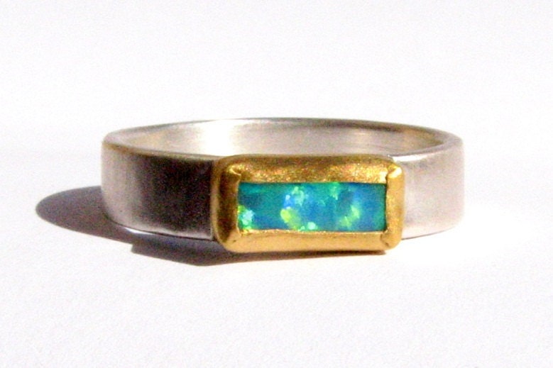 Rechteckiger Blauer Opal in 24K Massivgold Auf Sterling Silber Band-24K Und Ring-Stapelbarer Ring-Birthstone Ring-Solitär Ring von Ringsland
