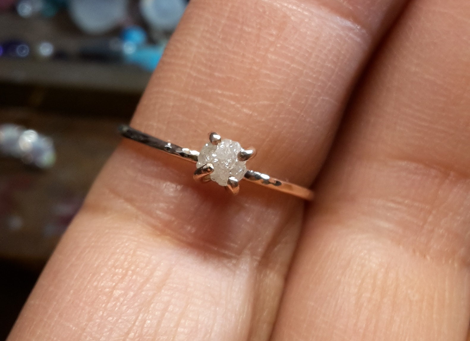 Rohdiamant Ring-14K Solid Rose Gold Ring-Gold Stacking Ring-Thin Ring-Diamant Verlobungsring-Rohstein Ring-Zierliche Rohe Diamant Ring von Ringsland
