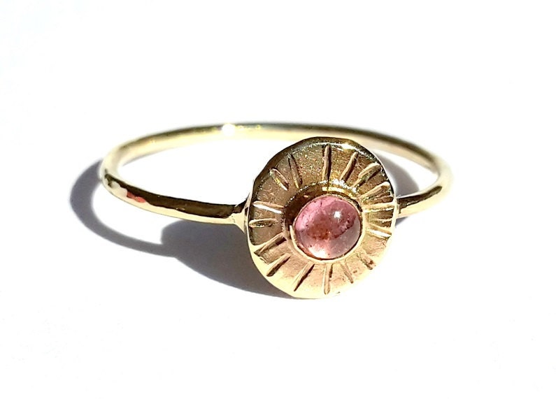 Rosa Turmalin Goldring - Solid Gelb Gold Ring 14K Und 9K Gelbgold Dünner Stapelbarer Verlobungsring von Ringsland