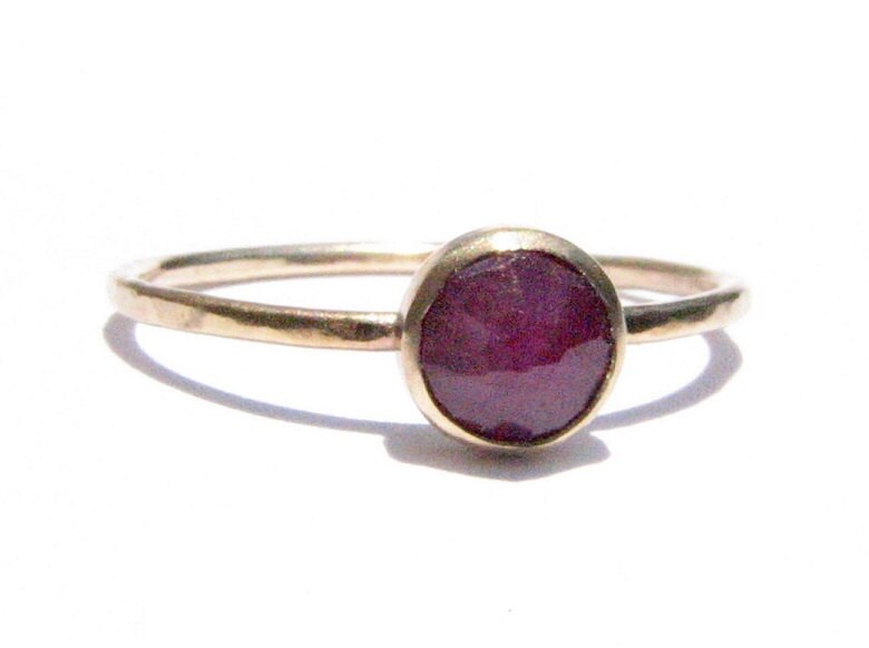 Rose Cut Rubin 14K Solid Gold Stacking Ring - Dünnes Edelstein Verlobungsring Juli Birthstone Handgemachter Rustikaler Goldring von Ringsland