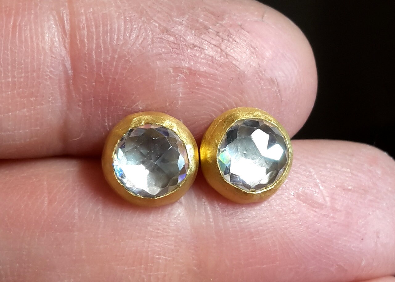 Rose Cut Weiß Zirkon 24K Solid Gold Ohrstecker - Stein Ohrringe 8 Mm Ohrstecker-Gold Post Ohrringe von Ringsland