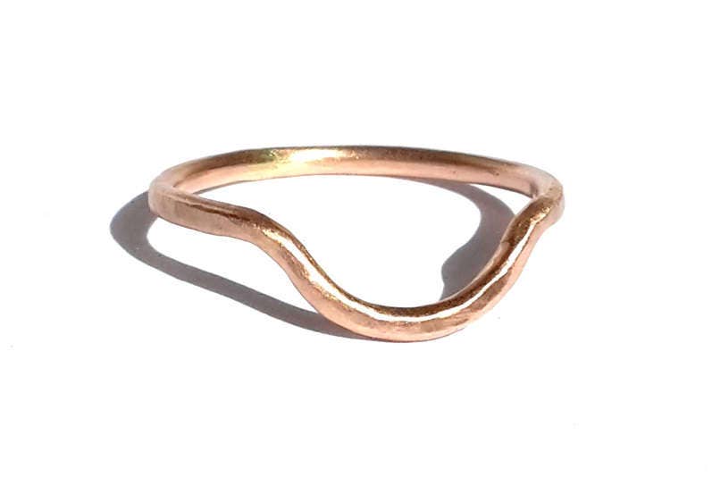 Solid Gold Geschwungener Ring - 14K Rose Bogen Gehämmerter Stapelring Ehering Rustikaler Rosegold Ehering von Ringsland