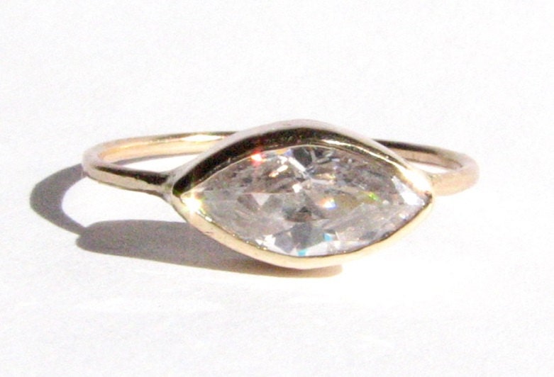 Solider 14K Gold Weißer Zirkonring - Zirkon Verlobungsring Gold Solitär Ring -Marquise -Dünn Goldring -Made To Order von Ringsland