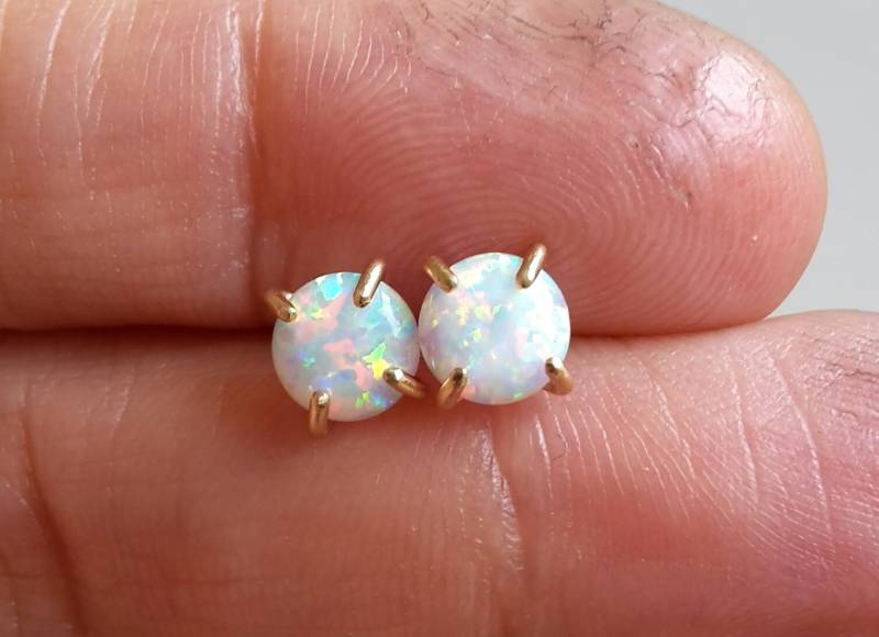 Weißer Opal 14K Solid Gelb/Rose Gold Ohrstecker -6 Mm -Opal Post Ohrringe- Ohrringe - Prong Einstellung Bolzen-Opal Ohrstecker-Opal von Ringsland