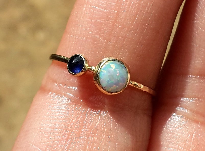 Weißer Opal Saphir Ring-14K Solid Gold Ring-Opal Verlobungsring-Gold Ring-stapelbarer Ring-Weißer Ring von Ringsland