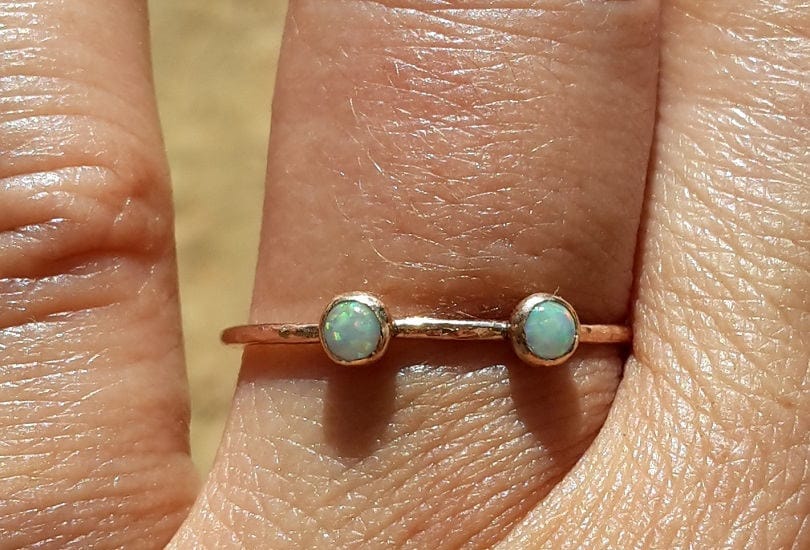 Zwei Opal Solid 14K Goldring - Stapelring Verlobungsring 2 Steine Ring Rustikaler Handgefertigter Opalring von Ringsland