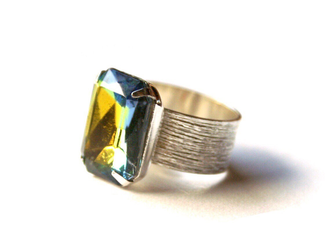 Riesiger Vitrail Glas Octagon Strass Ring in Gebürstetem Silber Ton Verstellbares Breites Band von RinnovatoJewelry