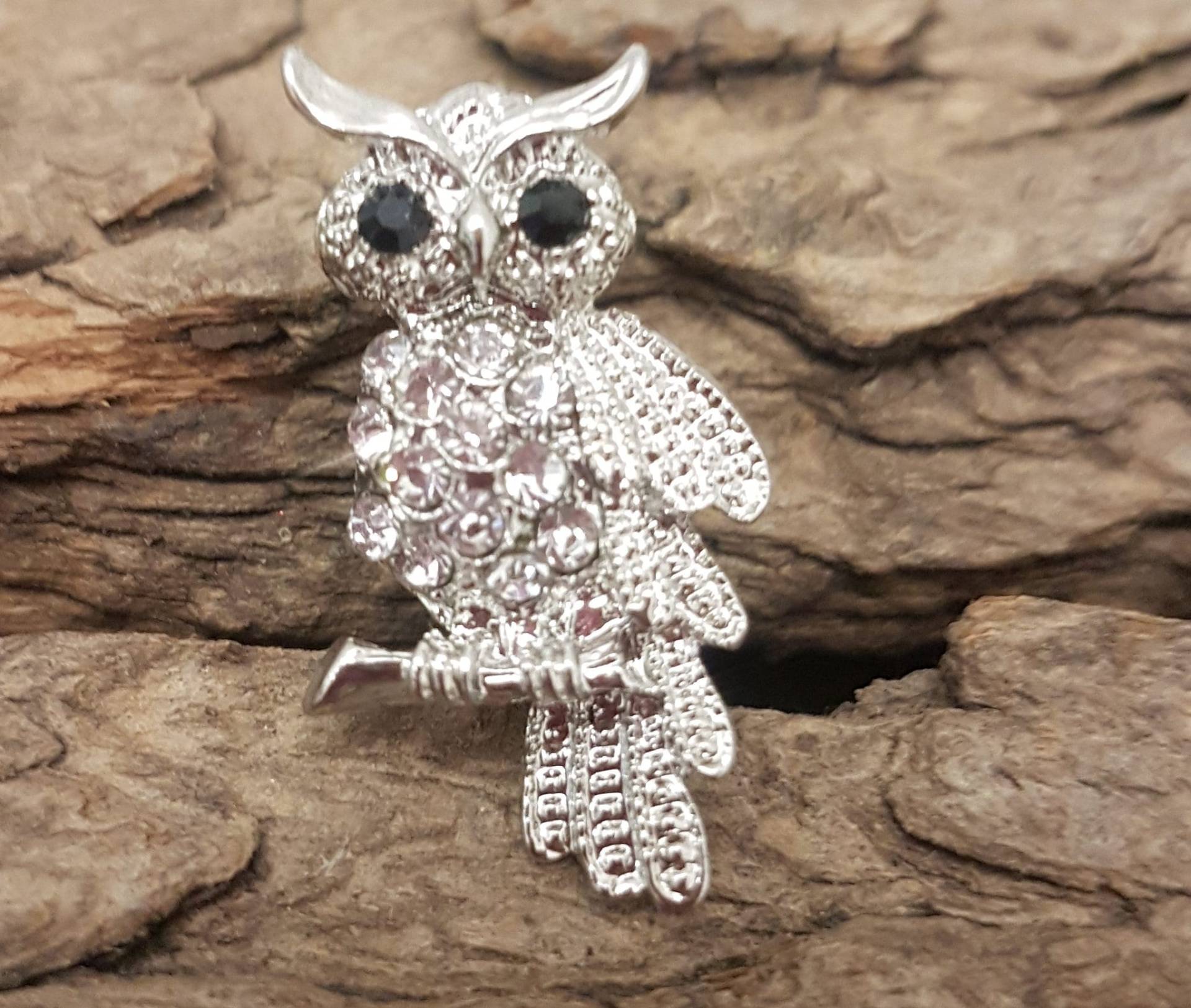 Vintage Eulen Brosche 1980Er Jahre Mit Schwarzen Strassaugen Und Strukturierten Details Für Ihre Federn von RioRetroVintageWear