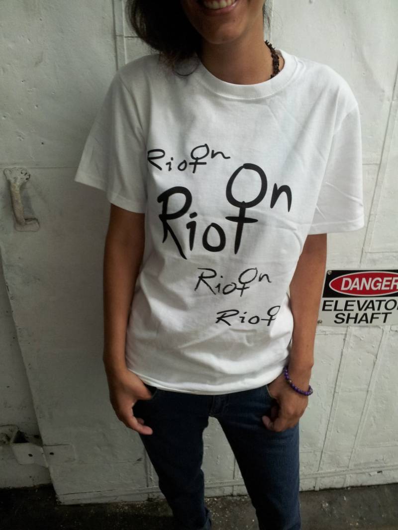 Also, Was Ist Yr Name.... Logo Siebdruck T Shirt von RiotOn