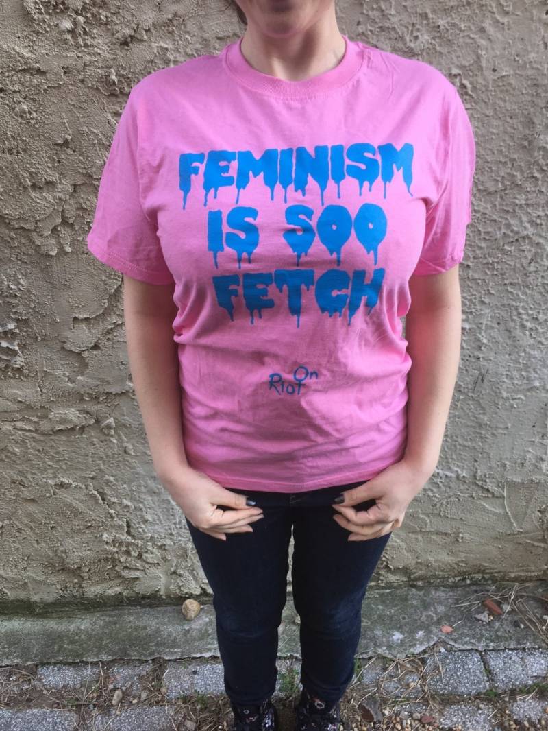 Feminismus Ist Also Fetch T-Shirt Siebdruck Auf Rosa Shirt Mit Royalblauer Tusche von RiotOn